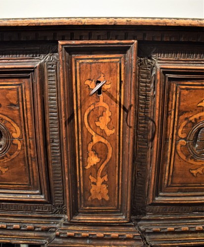 Noble chest in carved and inlaid walnut. Venice, 17th century - 